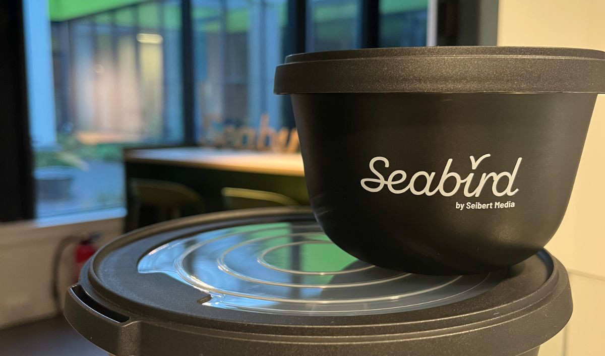 Ein Foto von Essensbehältern mit der Aufschrift "Seabird by Seibert Media", die so bei uns im Einsatz sind.